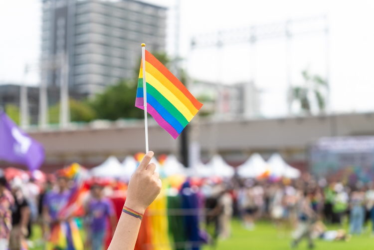 Regenbogen statt Trikolor: Hab ich was verpasst, was weht denn da am Fahnenmast?