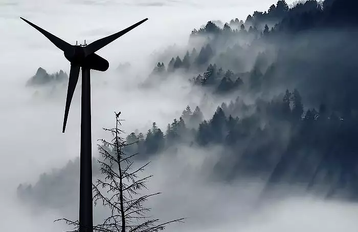 Dunkelflaute treibt erneut Strompreise nach oben