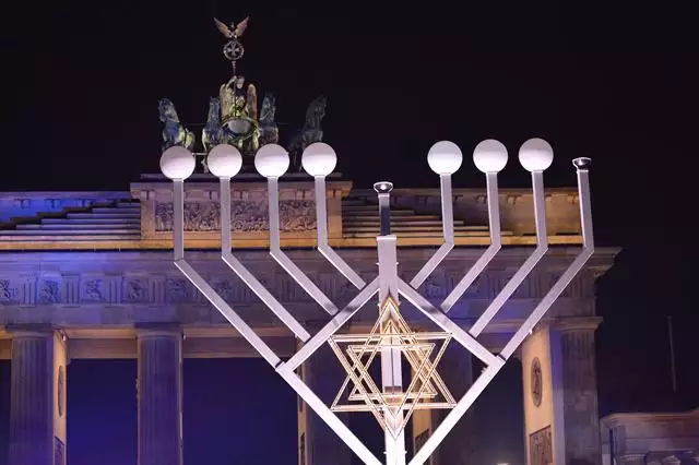 Strahlendes Zeichen am Brandenburger Tor: Chanukka-Leuchter eingeweiht