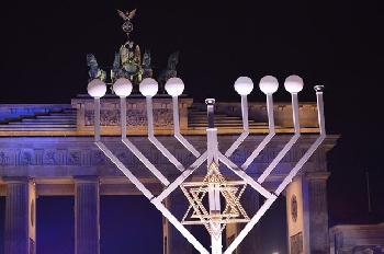 Strahlendes-Zeichen-am-Brandenburger-Tor-ChanukkaLeuchter-eingeweiht