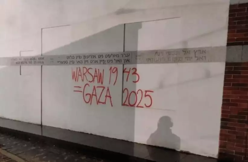 Warschauer Holocaust-Mahnmal mit antiisraelischem Graffiti verunstaltet