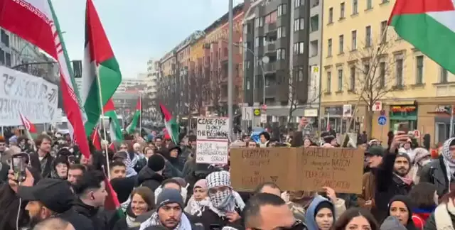 Proteste in Berlin: Radikale Demonstration gegen Israel gerät außer Kontrolle