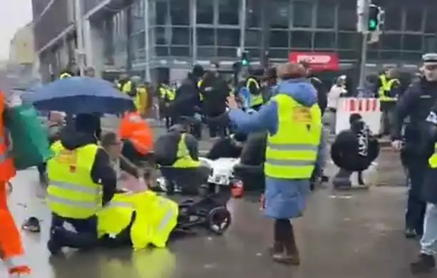 München: Auto rast in Menschenmenge – zahlreiche Verletzte bei Demonstration