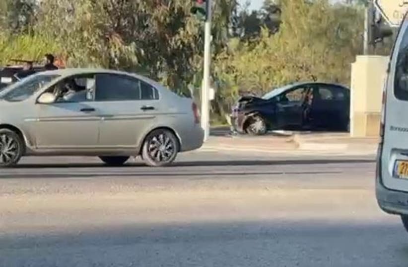 Terroranschlag in Israel: Auto rast in Fußgänger – mehrere Verletzte, Täter erschossen [Update]