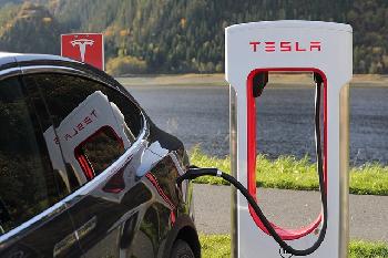 Tesla-gert-unter-Druck-Absatz-bricht-trotz-Boom-bei-EAutos-ein