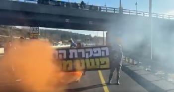 Keine-Zeit-mehr--Familien-der-Geiseln-blockieren-Autobahn-nach-Jerusalem