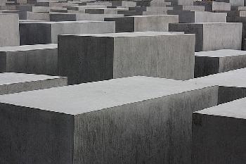 Brutale-Attacke-am-HolocaustMahnmal-Tourist-in-Berlin-niedergestochen