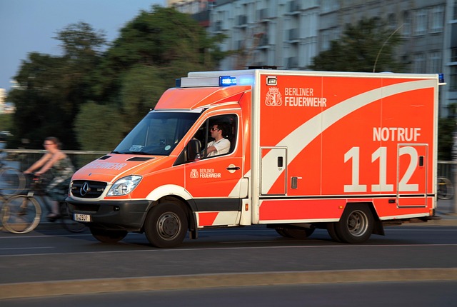 Brutaler Einsatz in Oranienburg: Sanitäter von Gruppe angegriffen und im Rettungswagen eingesperrt