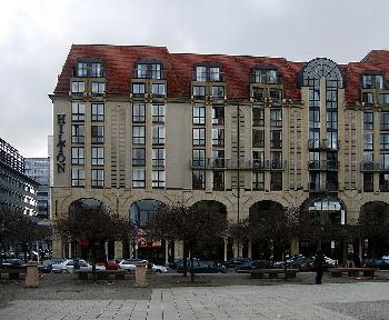 Schsse-vor-Berliner-HiltonHotel-Ostersonntag-beginnt-mit-Gewalt