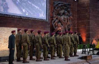 Nie-wieder-unter-Trnen-Israels-Yom-HaShoah-2025-ist-ein-stiller-Schrei-gegen-das-Vergessen--und-gegen-das-heutige-Tten