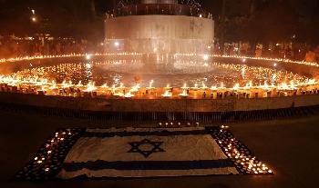 Die-Sirene-die-nie-verstummt-Israels-Gedenktag-2025-ist-ein-Ruf-nach-Einheit--und-ein-Schwur-die-Geiseln-zurckzuholen