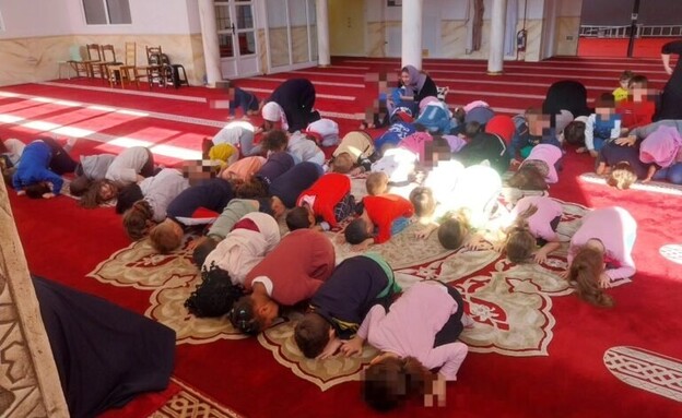Kinder beim Beten in der Moschee: Ein Ausflug in Italien entfacht eine Debatte über Islam, Erziehung und Indoktrination