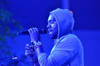 Millionen-hren-mit-Wie-X-zur-Bhne-fr-Kanye-Wests-antisemitischen-Wahn-wird