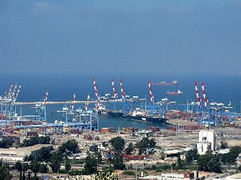 7-Millionen-fr-Diebe-auf-dem-Silbertablett-Wie-23-LuxusEAutos-direkt-vom-Hafen-verschwanden