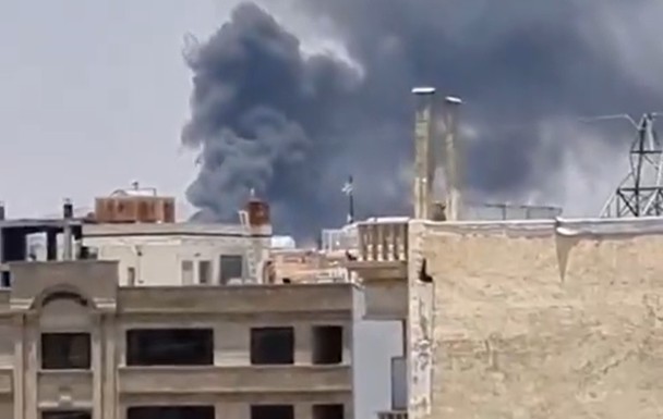 Teheran steht in Flammen – Israel warnt erstmals iranische Zivilisten vor eigenen Waffenfabriken