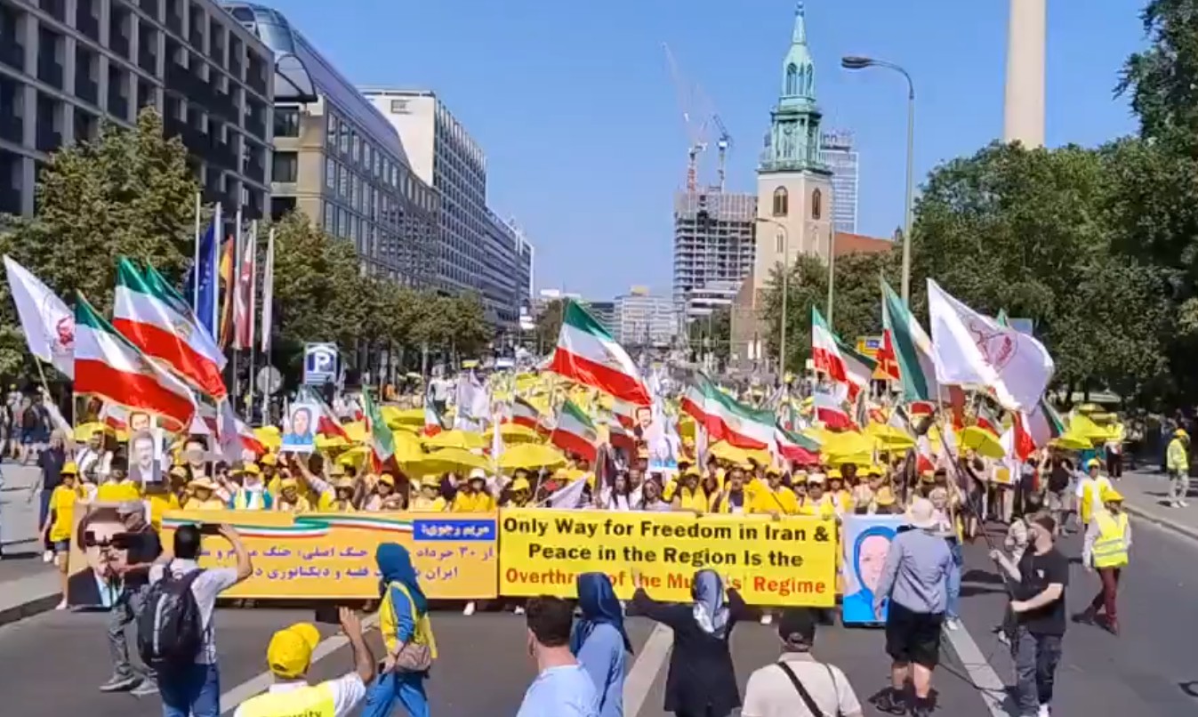 „Tod dem Regime“ am Roten Rathaus – Exil-Iraner fordern Ende der Mullah-Herrschaft