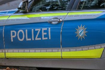 Mann fährt in Menschengruppe – Frau und Tochter unter den Verletzten