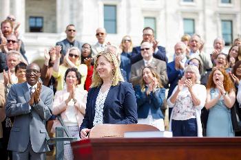 Gezielte-politische-Morde-in-Minnesota-Angriff-auf-Amerikas-Demokratie