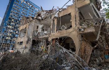 Iran greift Herz Israels an: Raketeneinschlag trifft Geschäftsviertel in Ramat Gan