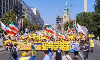 Tod-dem-Regime-am-Roten-Rathaus--ExilIraner-fordern-Ende-der-MullahHerrschaft