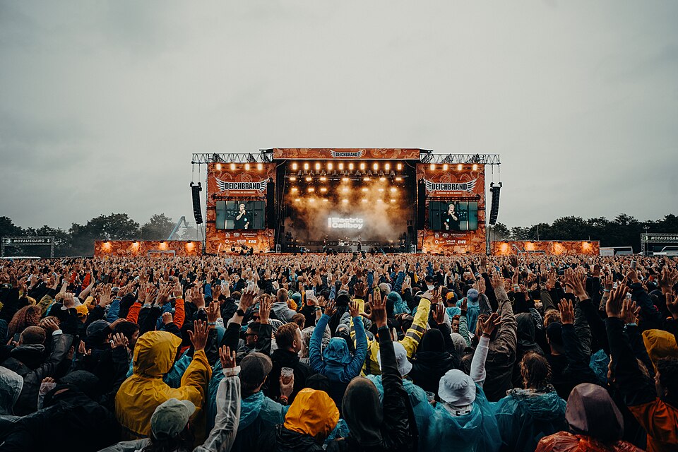 Deichbrand-Festival: Macklemore diffamiert Israel als Völkermordstaat – kein Wort zur Hamas