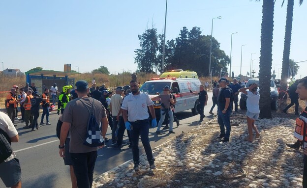 Palästinensischer Terrorist rast in Menschenmenge bei Kfar Yona – acht Verletzte, Täter auf der Flucht