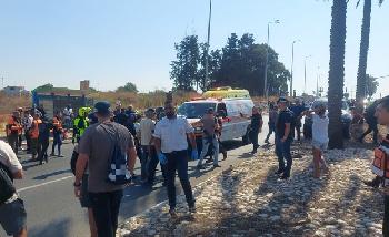 Palstinensischer-Terrorist-rast-in-Menschenmenge-bei-Kfar-Yona--acht-Verletzte-Tter-auf-der-Flucht