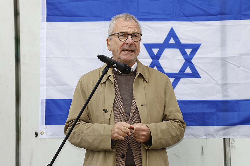 Moral von oben herab – Berlin stoppt Waffen für Israel und feiert sich als Friedenshüter