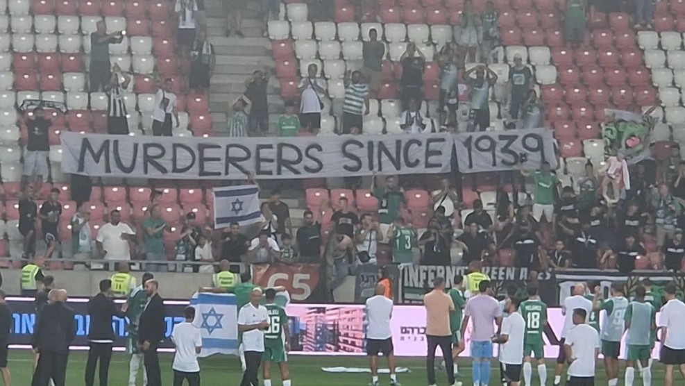„Mörder seit 1939“ – Wie Antisemitismus im Stadion wieder brutal sichtbar wurde