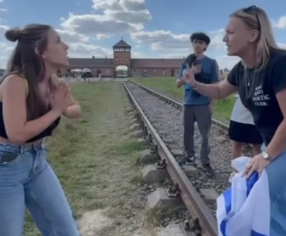 „Schande? Nein – Stolz!“ Jüdische Jugendleiterin trotzt antisemitischem Angriff in Auschwitz