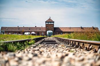 Polnische Polizei zwingt IDF-Delegation in Auschwitz zum Einpacken der israelischen Fahnen