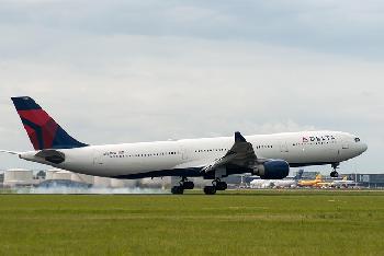 Panik über den Wolken: Delta-Airlines-Flug muss nach schwerer Turbulenz notlanden – 25 Verletzte