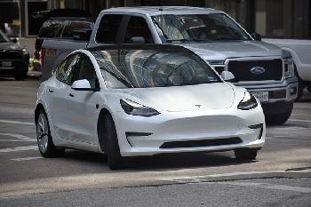 Autopilot ohne Verantwortung? US-Gericht straft Tesla mit Millionenurteil ab