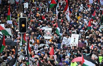 100000-marschieren-durch-Sydney--mit-Flaggen-der-Taliban-und-Portrts-von-Khamenei