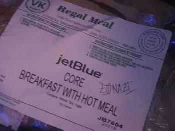 Zio-Nazi-auf-koscherer-Flugmahlzeit--jdische-Passagiere-bei-JetBlue-mit-antisemitischer-Botschaft-konfrontiert
