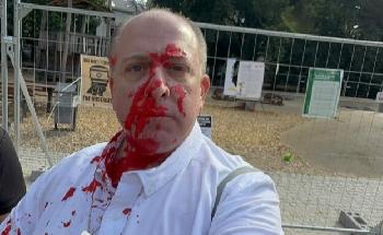 Antisemitischer Angriff in Frankfurt: Jüdische Aktivisten mit Farbe attackiert und als „Kindermörder“ beschimpft