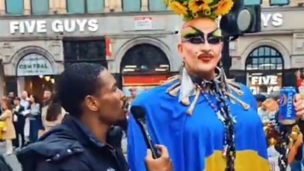 „Macht Schluss mit Hamas“ – Drag-Queen aus London sorgt für viralen Paukenschlag