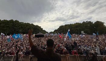 Querfront-am-Brandenburger-Tor-Wenn-Antisemiten-und-Populisten-gemeinsam-marschieren