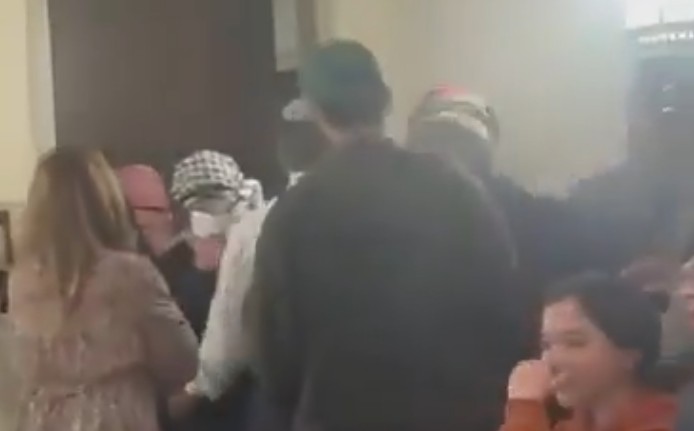 „Zionists not welcome“ – Maskierte stürmen Gedenkveranstaltung für Überlebenden des 7. Oktober