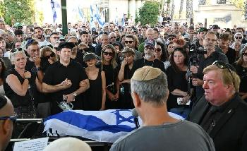 Er-kam-heim--aber-nur-um-zu-ruhen-Israel-nimmt-Abschied-von-Geiselopfer-Guy-Iluz