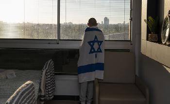 Nur-den-Himmel-sehen-Israels-Heimkehrer-aus-der-Hlle-beginnen-ihren-langen-Weg-zurck-ins-Leben