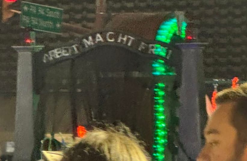 Empörung in den USA: Katholische Schule zeigt Nachbildung des Auschwitz-Tores auf Halloween-Wagen