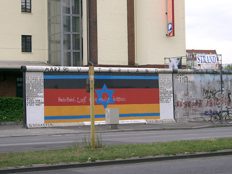 Beschädigung an der East Side Gallery: Verdächtiger mit rechtsextremen Symbolen festgenommen