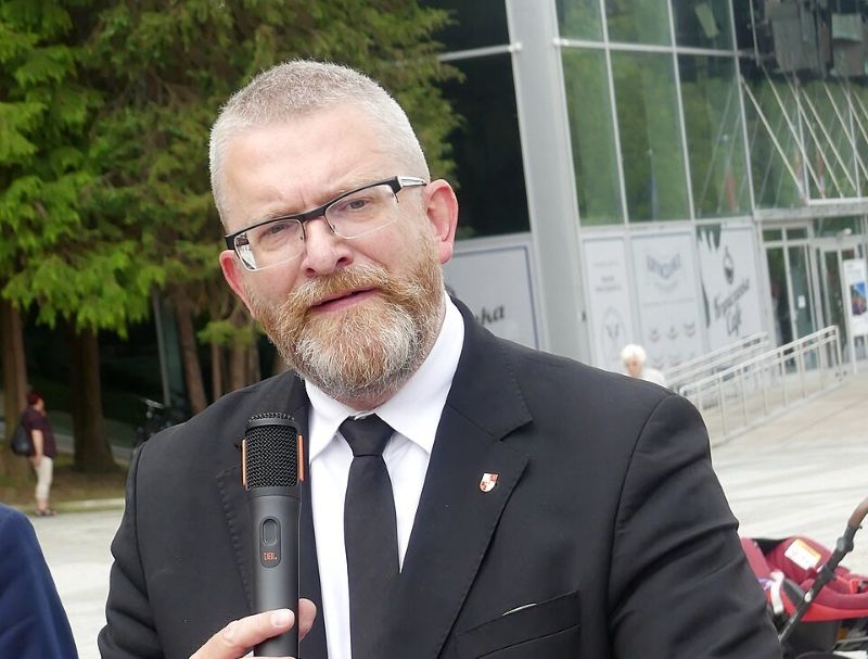 „Polen ist für Polen“ – Abgeordneter Braun schürt Judenhass direkt vor Auschwitz