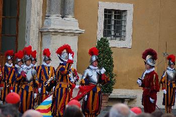Schande-im-Vatikan--Ein-Gardist-des-Papstes-spuckt-auf-jdische-Delegation
