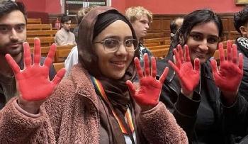 OxfordStudenten-ahmen-RamallahLynchmord-nach-und-zeigen-blutrote-Hnde-vor-israelischem-Redner