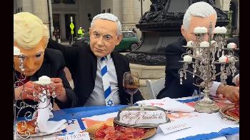 Antisemitische-HorrorShow-in-DC-Aktivisten-inszenieren-Netanyahu-und-Trump-beim-Verzehr-von-GazaLeichenteilen