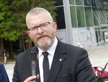 Polen-ist-fr-Polen--Abgeordneter-Braun-schrt-Judenhass-direkt-vor-Auschwitz