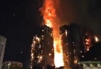 Inferno-in-Hongkong-Hochhuser-in-Flammen-Dutzende-Tote-und-Hunderte-Vermisste