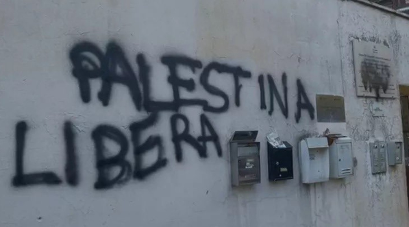 Antisemitische Schmiererei überdeckt Gedenktafel für von palästinensischen Terroristen ermordetes Kind